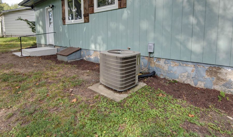 308 S Rinker Ave, Aurora, MO 65605 - 2 Beds, 1 Bath