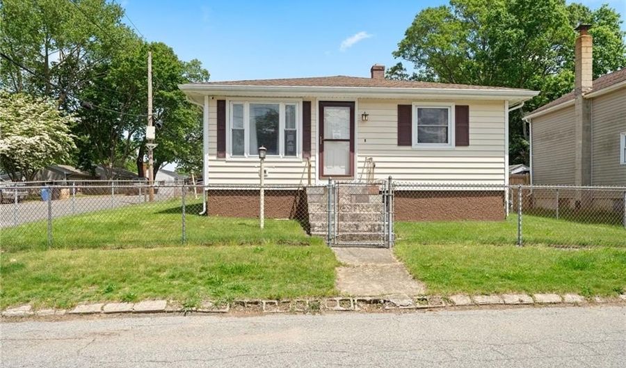 211 IROQUOIS ROAD Rd, Cumberland, RI 02864 - 3 Beds, 1 Bath