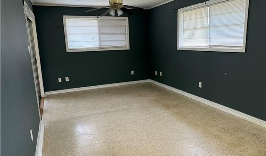 324 CHINCHILLA Dr, Arabi, LA 70032 - 3 Beds, 2 Bath