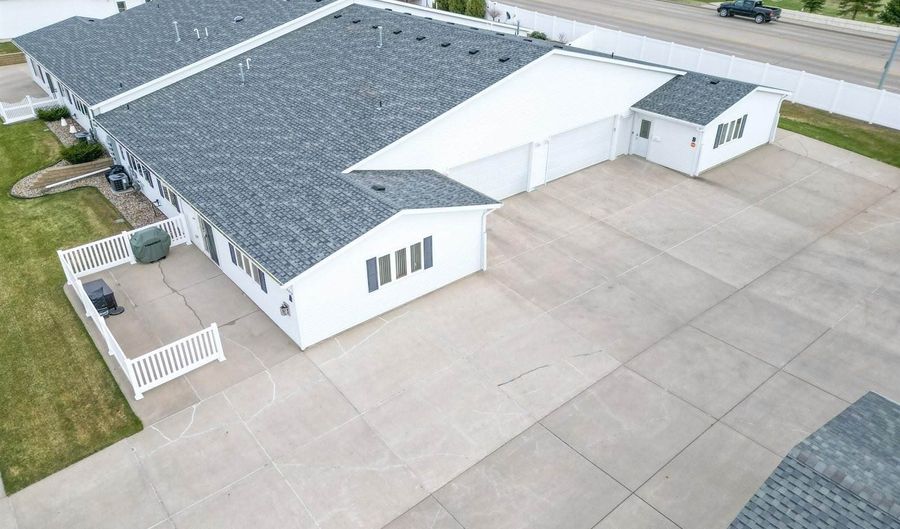 3015 Colorado Dr, Bismarck, ND 58503 - 2 Beds, 2 Bath