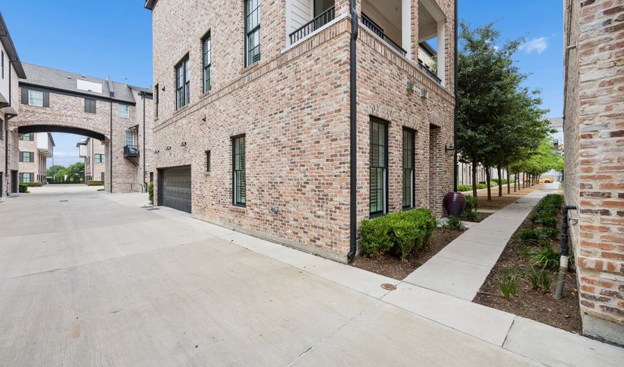 14971 Oak St, Addison, TX 75001 - 3 Beds, 4 Bath