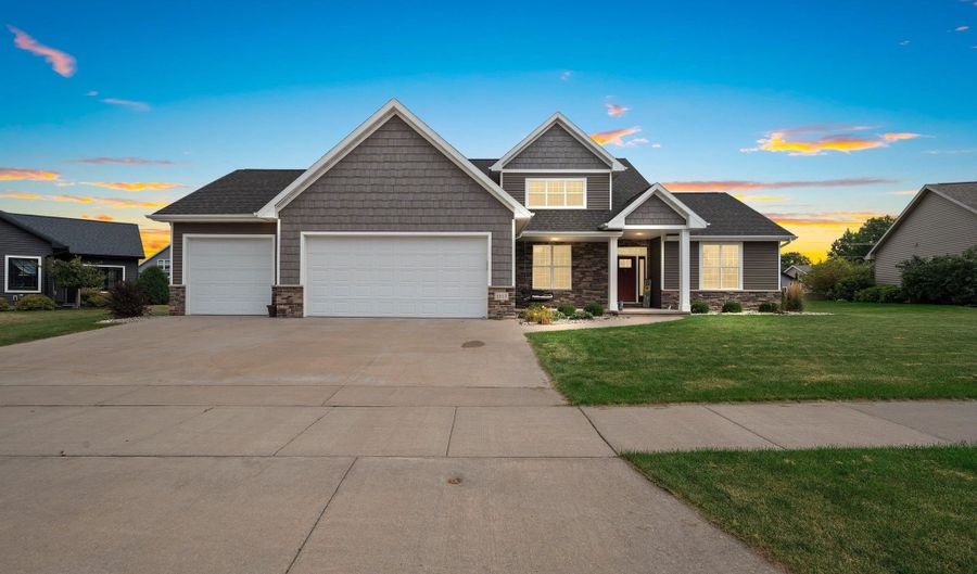 1013 HARVEST Trl, Appleton, WI 54913 - 4 Beds, 4 Bath