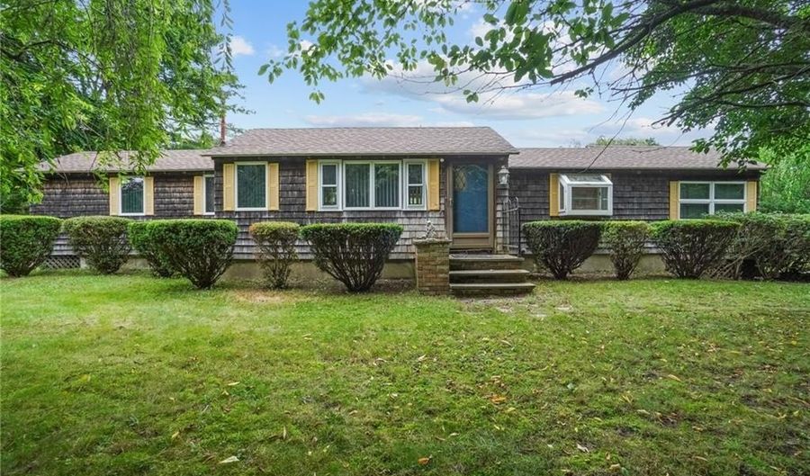 26 Thomas St, Charlestown, RI 02813 - 2 Beds, 2 Bath