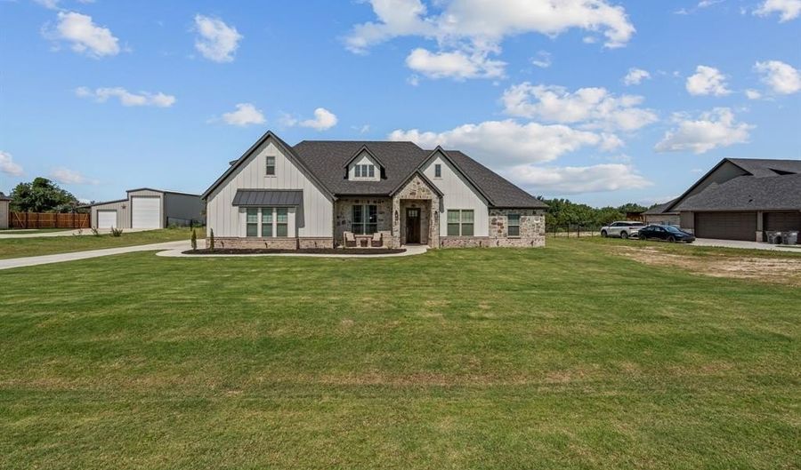 381 Oak Meadow Ln, Weatherford, TX 76085 - 4 Beds, 3 Bath