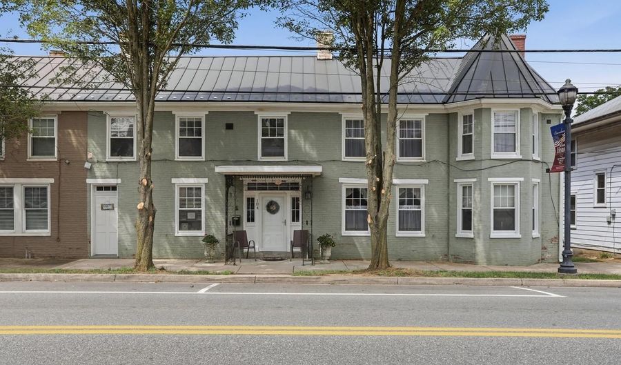 104 N MAIN St, Boonsboro, MD 21713 - 5 Beds, 4 Bath