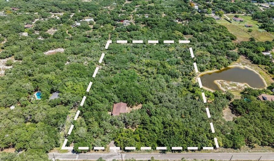 960 W RHODES Ave, Aransas Pass, TX 78336 - 3 Beds, 3 Bath