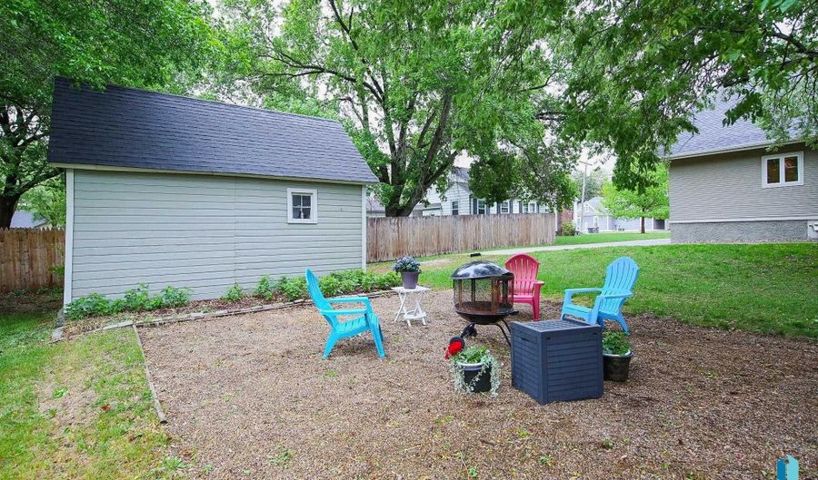 105 N 7th St, Beresford, SD 57004 - 4 Beds, 2 Bath