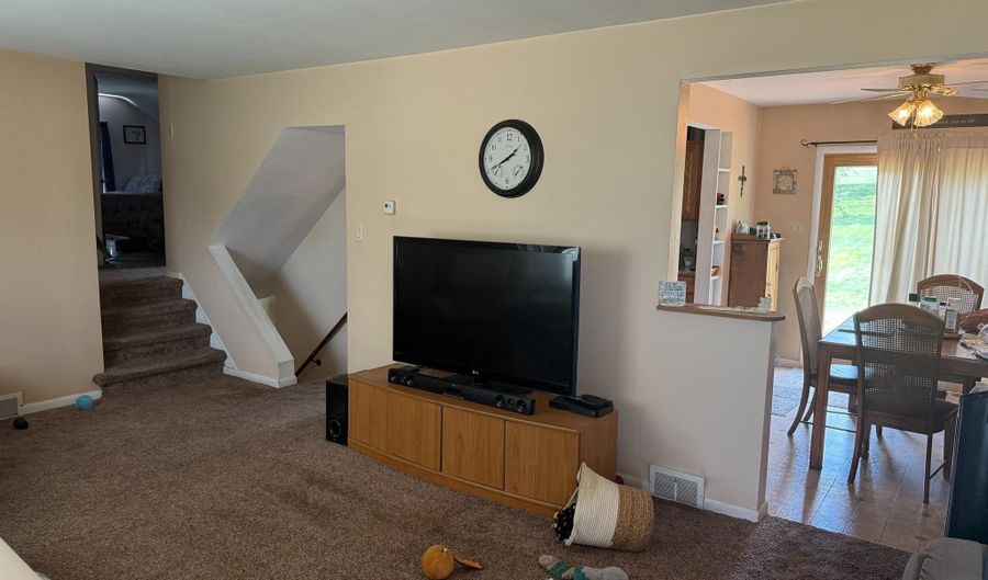 202 W 39TH St, Reading, PA 19606 - 4 Beds, 2 Bath