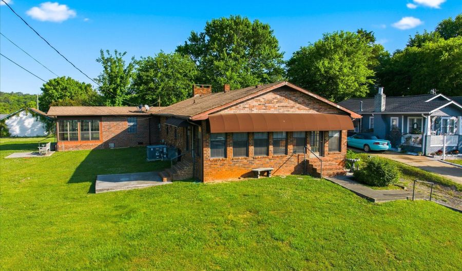924 E Madison Ave, Athens, TN 37303 - 3 Beds, 2 Bath