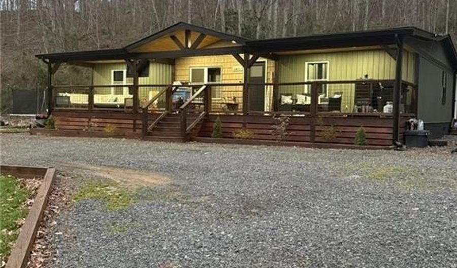 71 Ledford Ridge Ln, Bakersville, NC 28705 - 3 Beds, 2 Bath