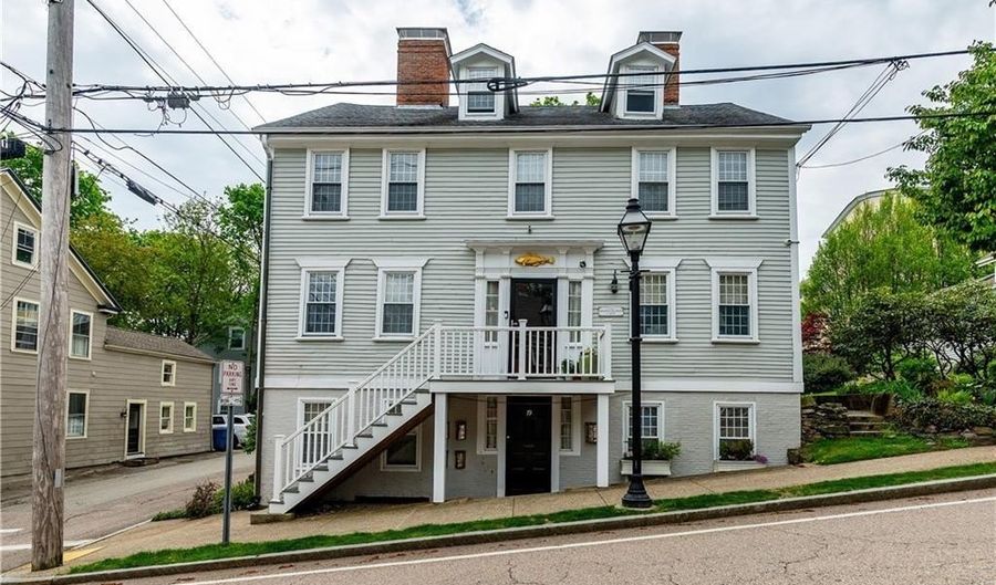 19 King St 4, East Greenwich, RI 02818 - 2 Beds, 1 Bath