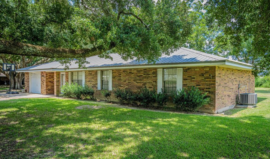 8922 Meadow Ln, Abbeville, LA 70510 - 3 Beds, 2 Bath
