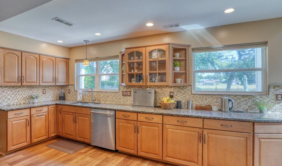 1275 N FARMVIEW Dr, Dover, DE 19904 - 4 Beds, 3 Bath