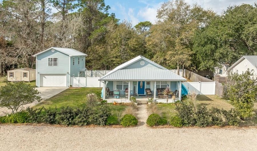 148 20th Ave, Apalachicola, FL 32320 - 3 Beds, 2 Bath