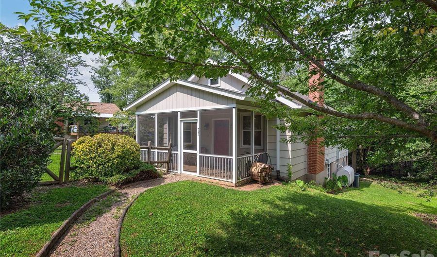 73 Fair Oaks Rd, Arden, NC 28704 - 2 Beds, 1 Bath