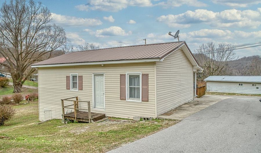 1369 Austin Lake Rd, Baxter, TN 38544 - 3 Beds, 2 Bath