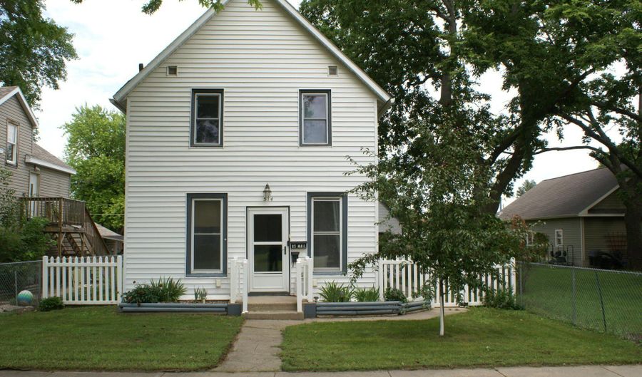 514 N Penn St, Aberdeen, SD 57401 - 3 Beds, 2 Bath