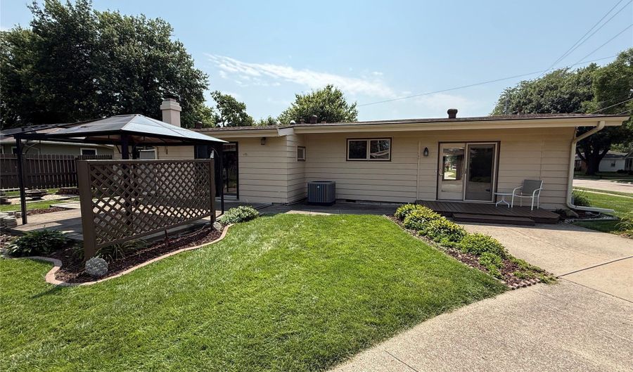 910 SW 2nd Street Pl, Ankeny, IA 50023 - 3 Beds, 2 Bath