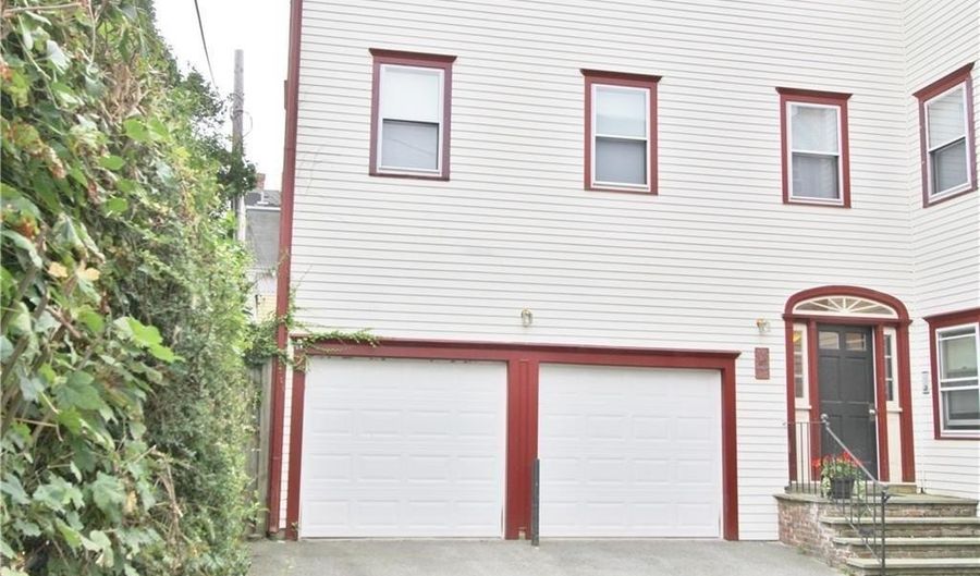 31 Franklin St 2, Newport, RI 02840 - 2 Beds, 1 Bath