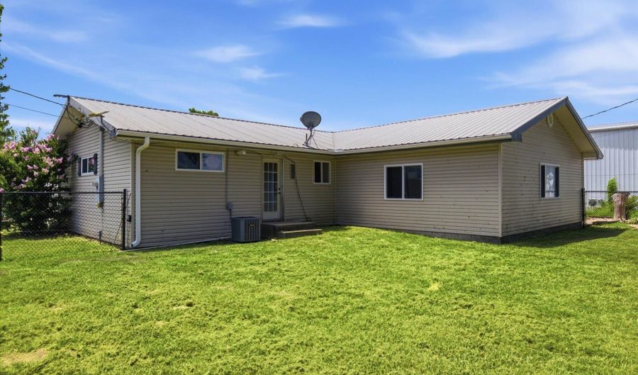 1225 E Church St, Aurora, MO 65605 - 3 Beds, 2 Bath
