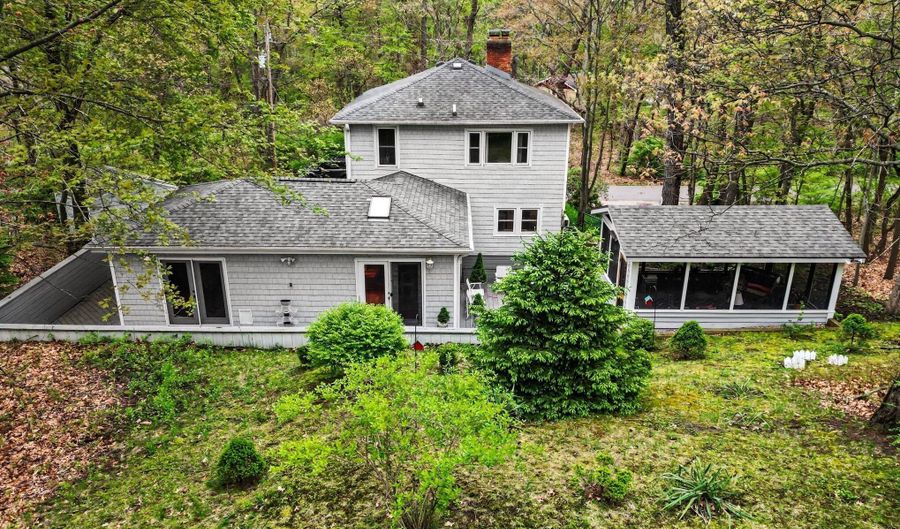 107 W Stillwater Ave, Beverly Shores, IN 46301 - 3 Beds, 2 Bath