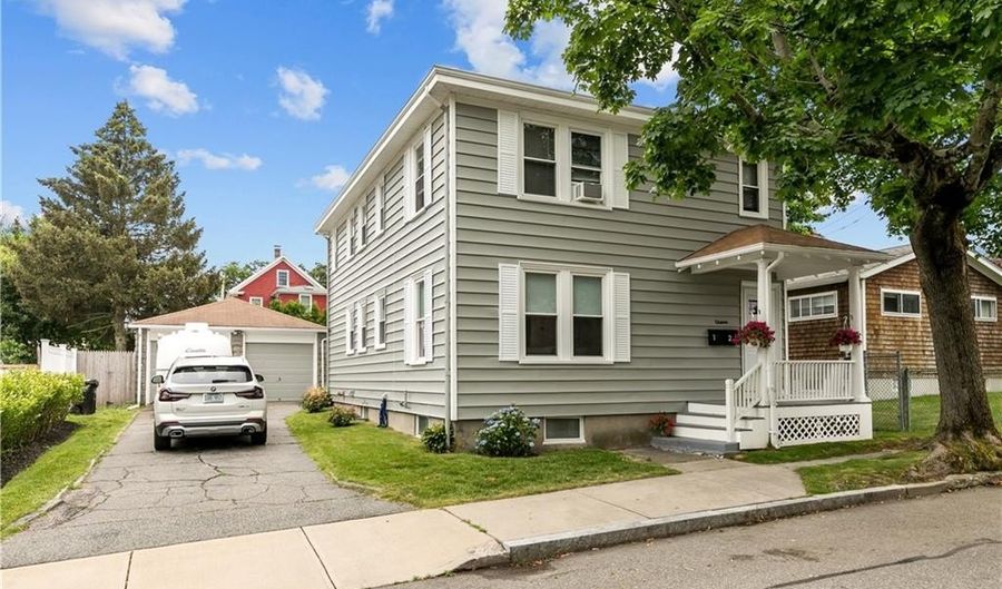 11 Whitwell Pl, Newport, RI 02840 - 2 Beds, 2 Bath