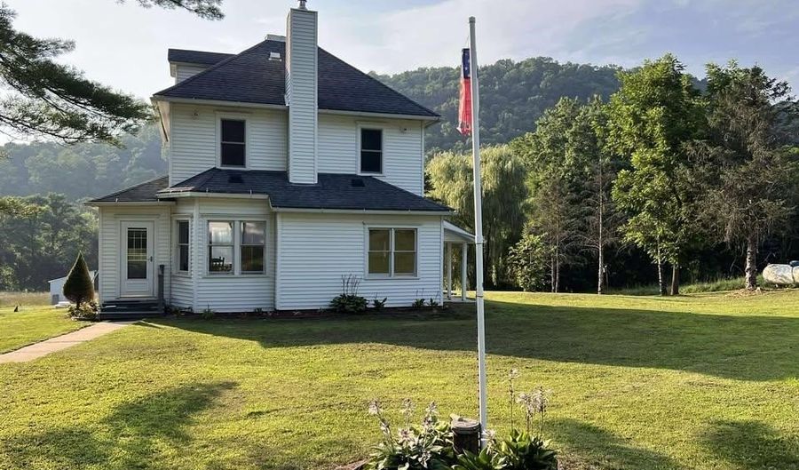 316 S Glass Rd, De Soto, WI 54624 - 3 Beds, 2 Bath