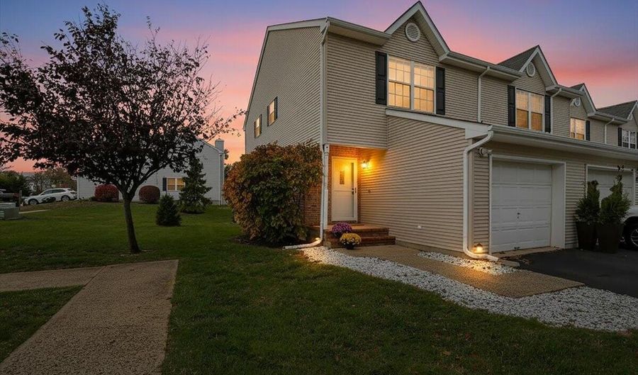 7 Lucia Ct, Aberdeen, NJ 07747 - 2 Beds, 2 Bath