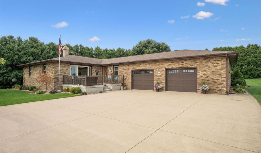 2151 332nd Ave, Dyersville, IA 52040 - 3 Beds, 3 Bath
