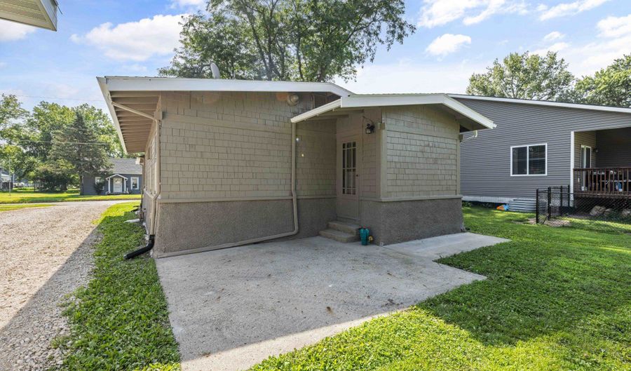 425 N 9th St, Adel, IA 50003 - 2 Beds, 2 Bath