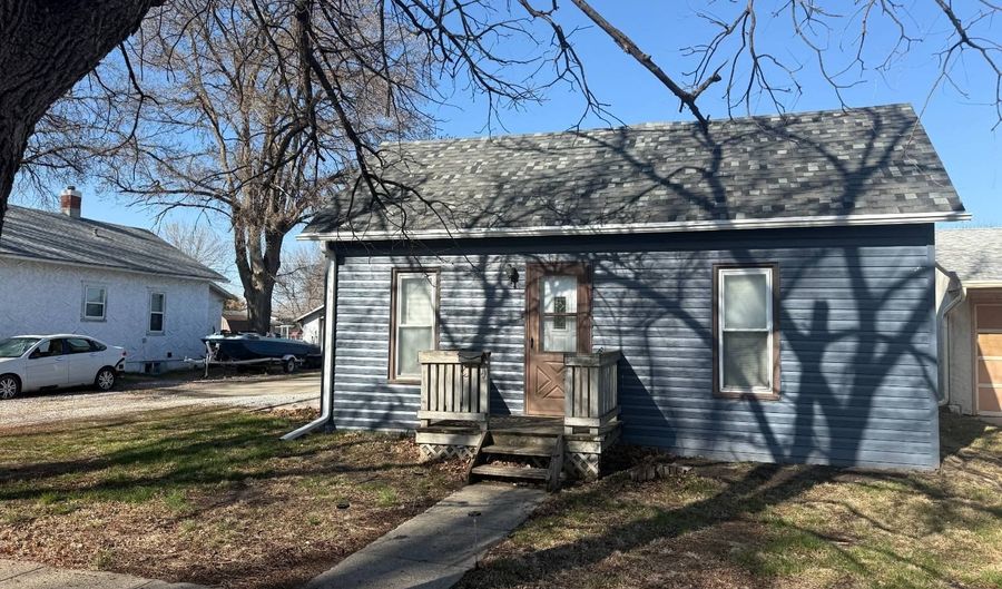 325 S Maple St, Ainsworth, NE 69210 - 2 Beds, 1 Bath