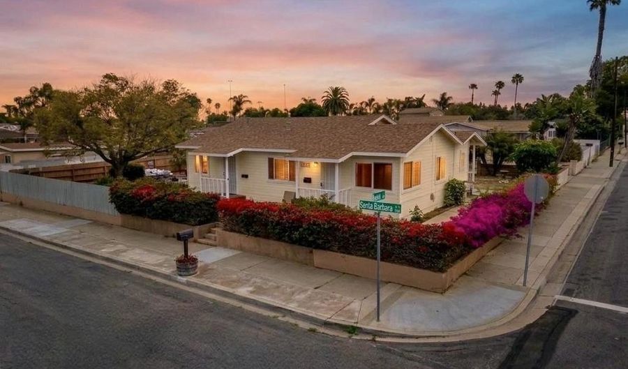 402-4 Santa Barbara St, Oceanside, CA 92058 - 3 Beds, 3 Bath