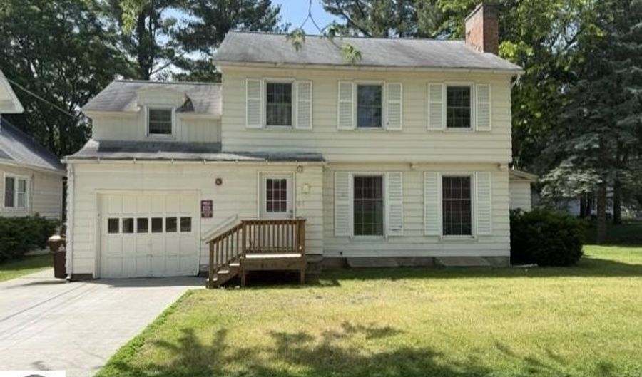 715 W Center St, Alma, MI 48801 - 5 Beds, 2 Bath