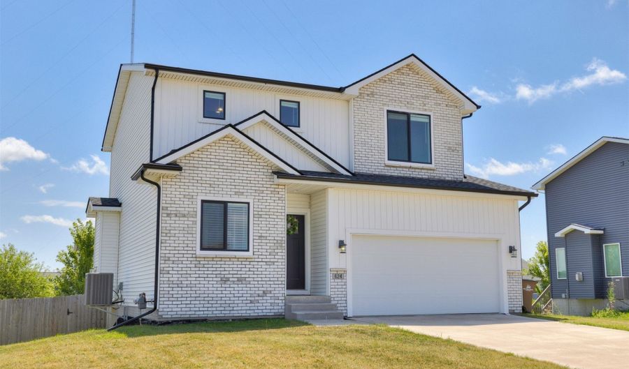 624 18th St SE, Altoona, IA 50009 - 3 Beds, 3 Bath