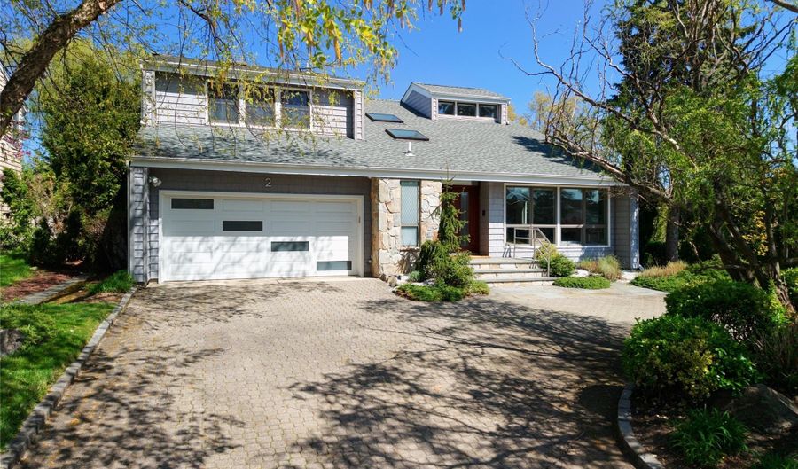 2 Crest Hollow Ln, Albertson, NY 11507 - 5 Beds, 5 Bath