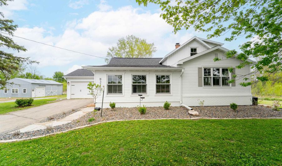 N3250 COUNTY ROAD EE, Appleton, WI 54913 - 3 Beds, 2 Bath
