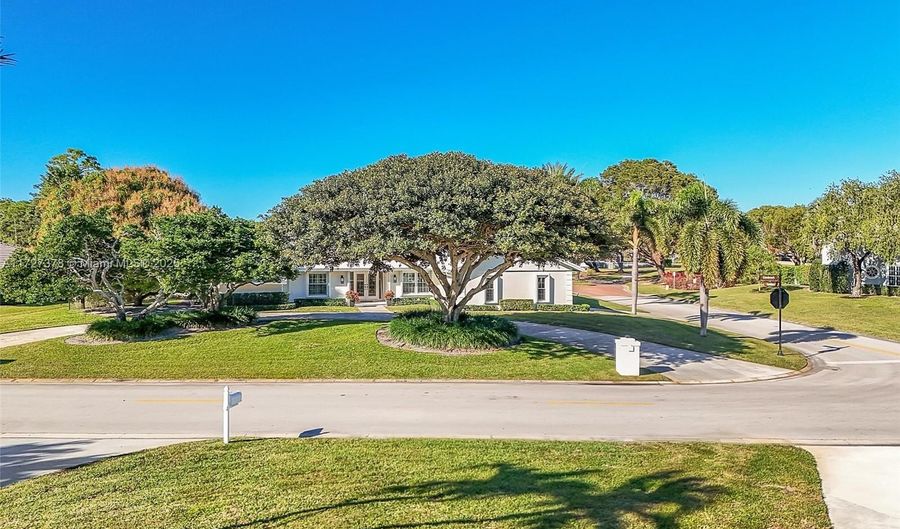 444 Glenbrook Dr, Atlantis, FL 33462 - 4 Beds, 5 Bath