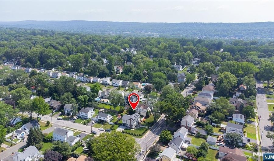 309 Clinton Ave, Bergenfield, NJ 07621 - 4 Beds, 5 Bath