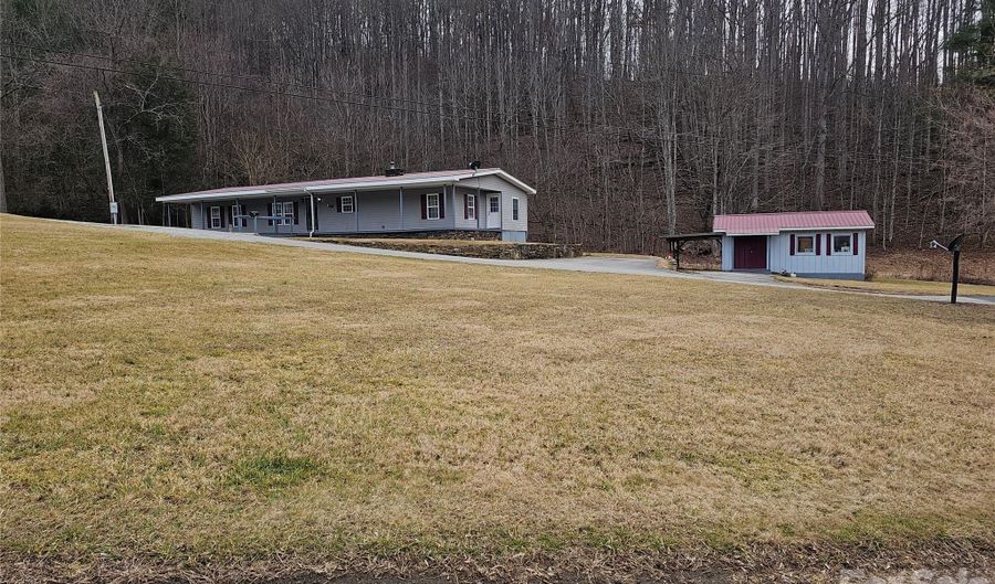 656 Water St, Bakersville, NC 28705 - 2 Beds, 2 Bath