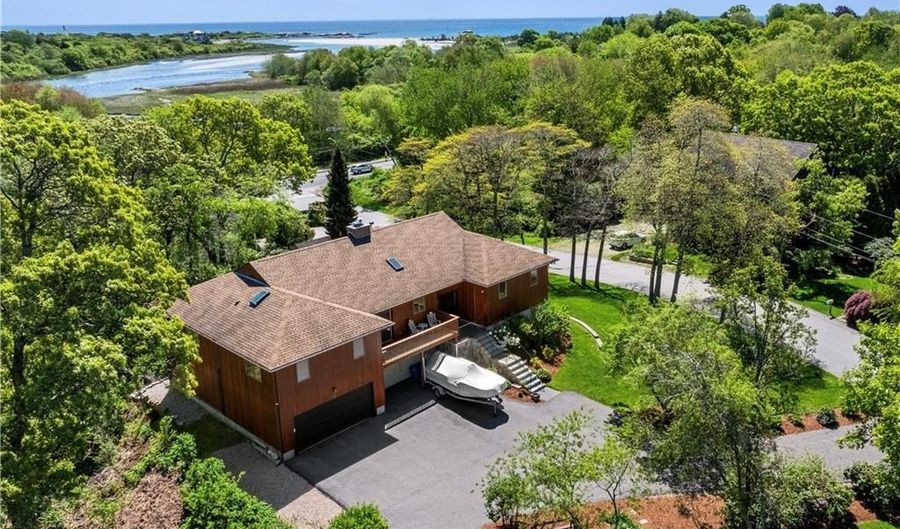 11 Cove Rd, Narragansett, RI 02882 - 4 Beds, 3 Bath
