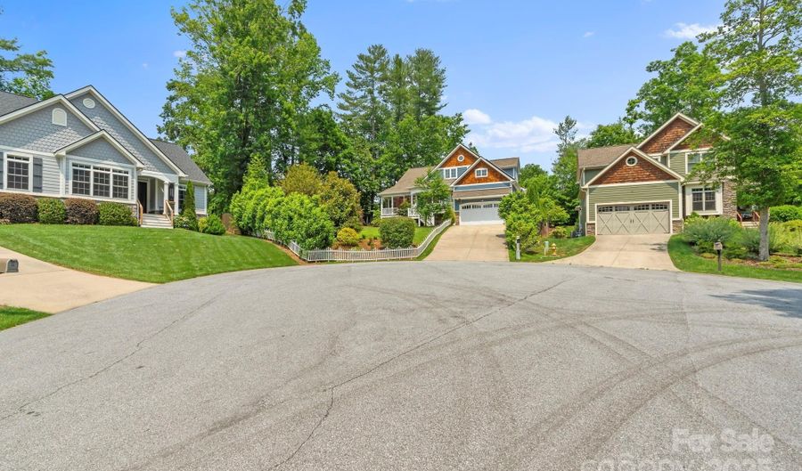 12 Broadmoor Dr, Arden, NC 28704 - 4 Beds, 5 Bath