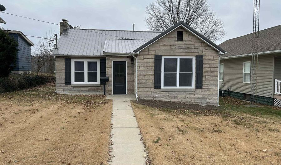 455 W Main St, Bloomfield, IN 47424 - 2 Beds, 2 Bath