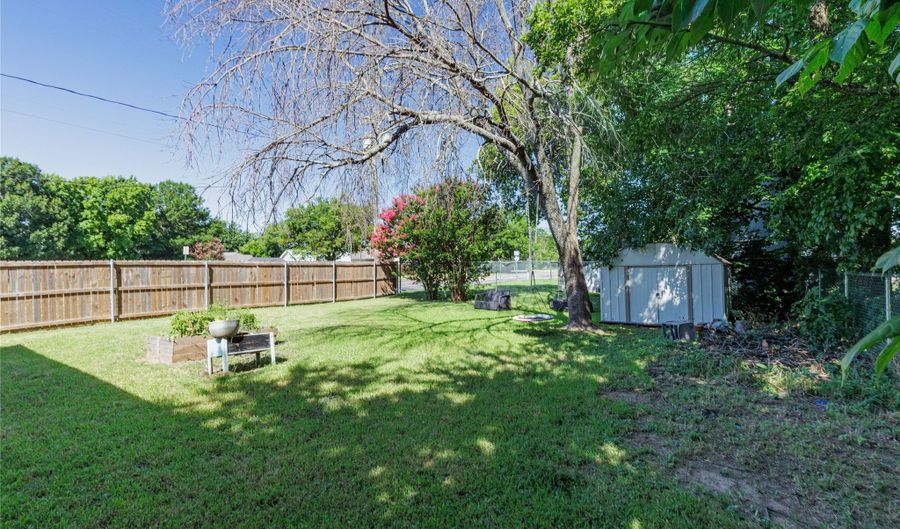 101 N Hubbard St, Alvord, TX 76225 - 3 Beds, 1 Bath