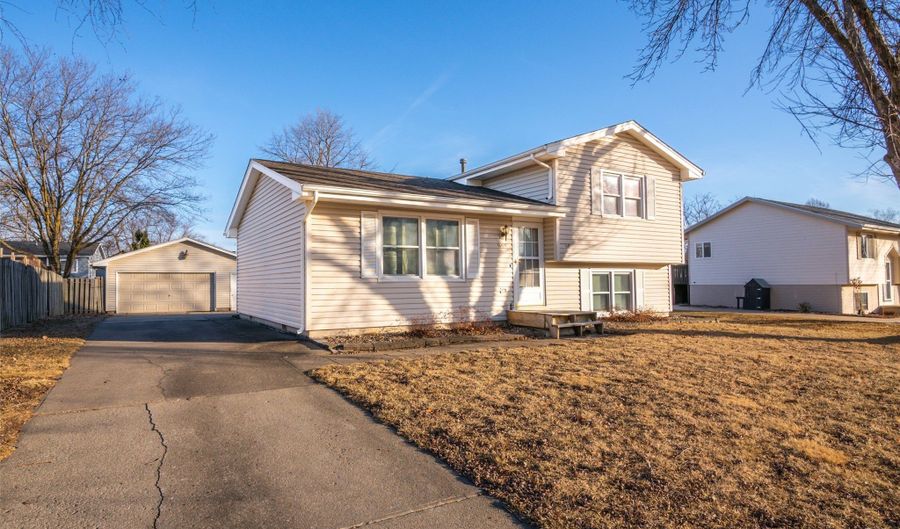 1005 6th St NW, Altoona, IA 50009 - 3 Beds, 2 Bath