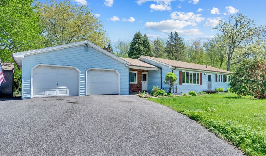 6 Victoria Dr, Colchester, CT 06415 - 3 Beds, 2 Bath