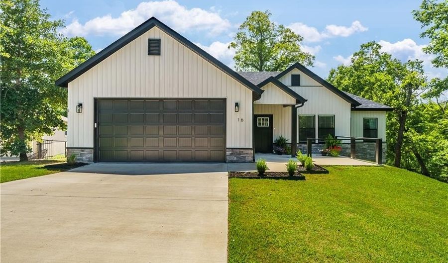 16 Hawthorn Ln, Bella Vista, AR 72715 - 4 Beds, 2 Bath