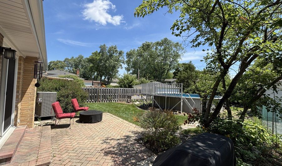 1317 N Mitchell Ave, Arlington Heights, IL 60004 - 2 Beds, 2 Bath