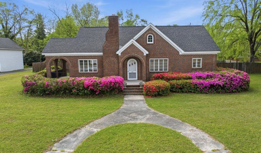 570 W Columbia Ave, Batesburg, SC 29006 - 3 Beds, 3 Bath