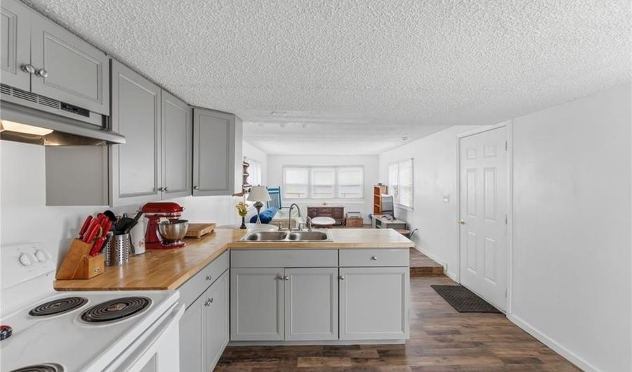 11 East Dr, East Providence, RI 02916 - 2 Beds, 1 Bath