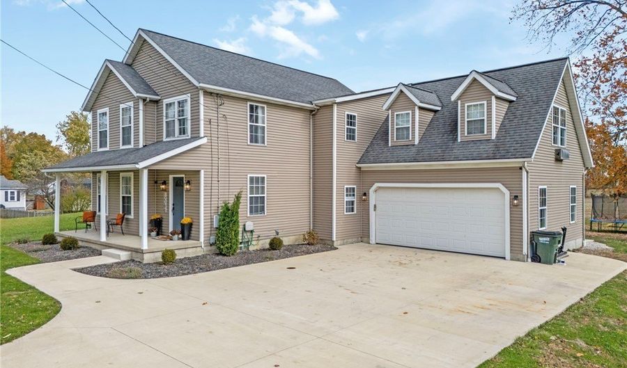 12200 Marlboro Ave NE, Alliance, OH 44601 - 4 Beds, 4 Bath